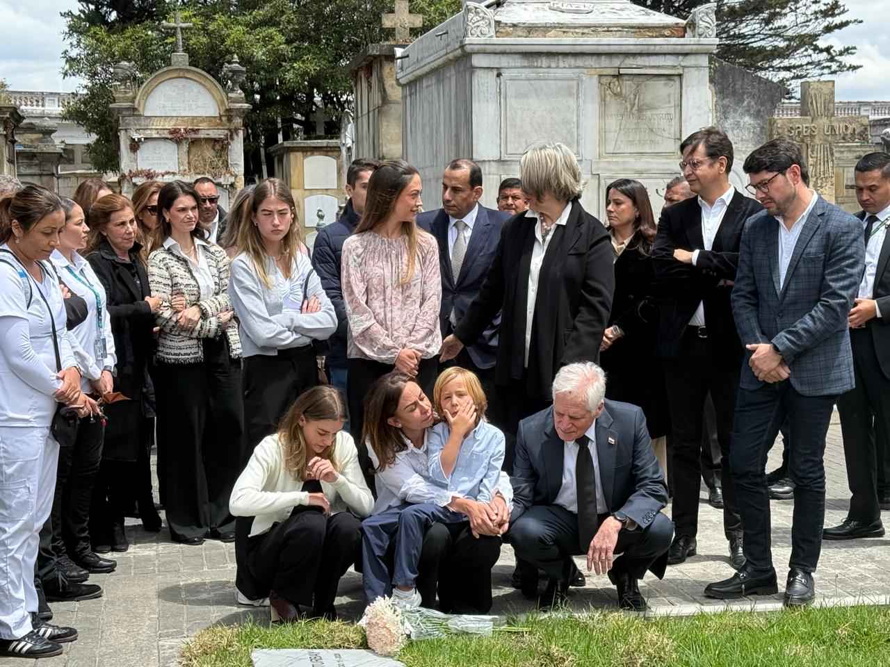 María Claudia Tarazona, Miguel Uribe Londoño y su familia recordaron al asesinado senador Miguel Uribe Turbay