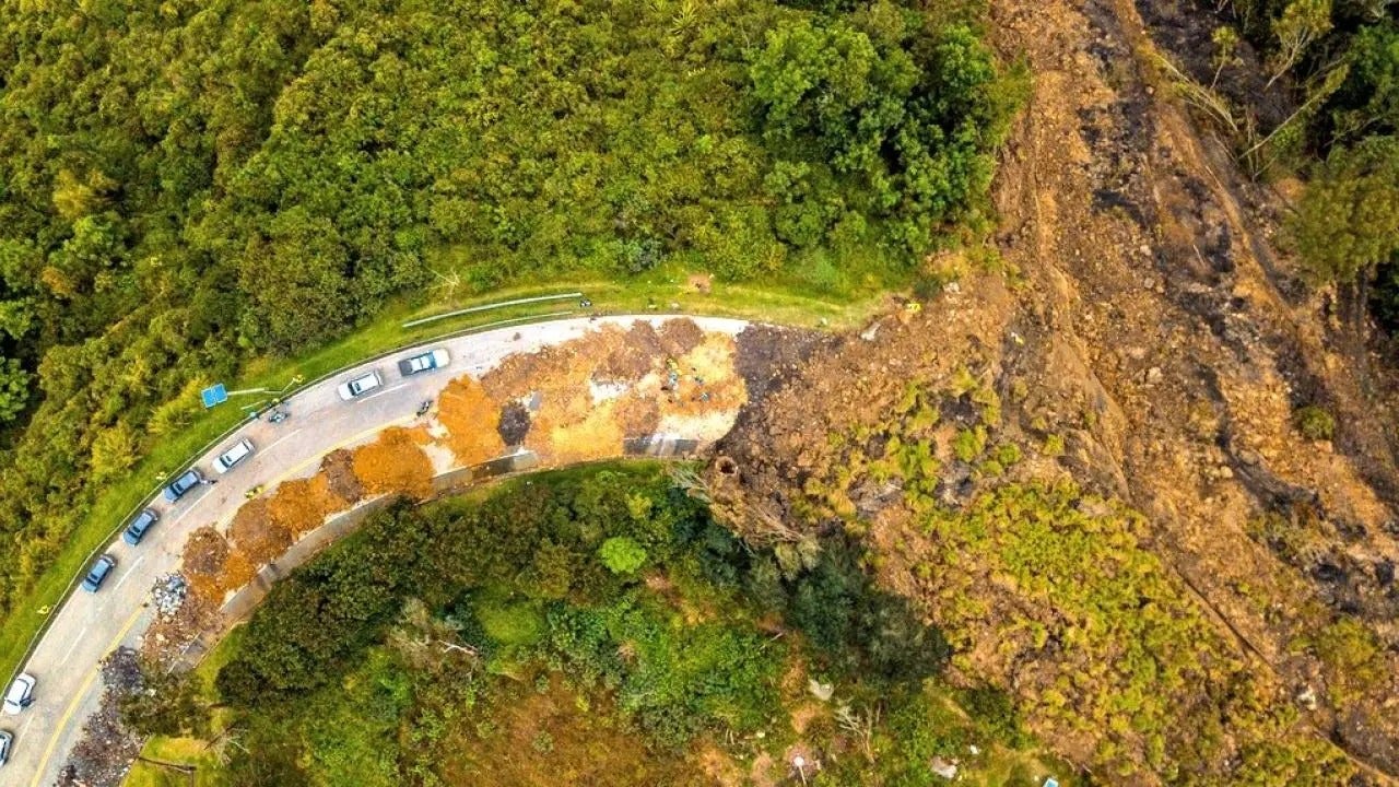 En el kilómetro 18 se iniciará la colocación de geomembranas y terraceo con maquinaria pesada, con el fin de mejorar el drenaje y permitir la remoción del material.