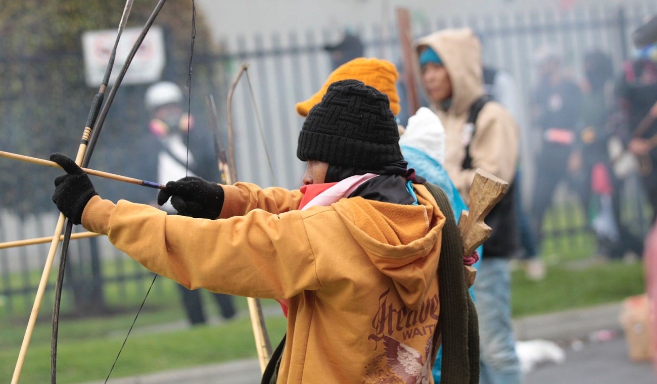 Choque de policías y encapuchados cerca de la embajada de EE.UU.