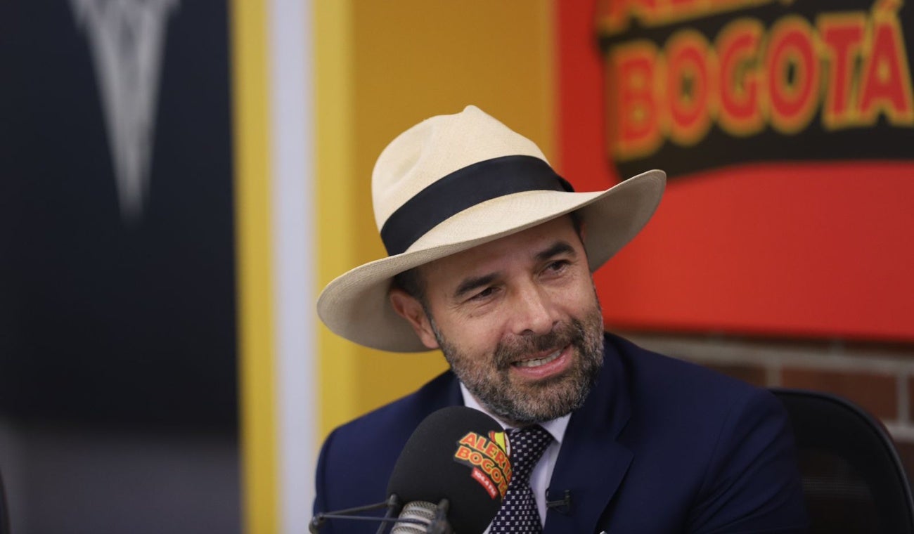 Andrés Guerra, en la cabina de Alerta Bogotá, en el marco de Tribuna RCN