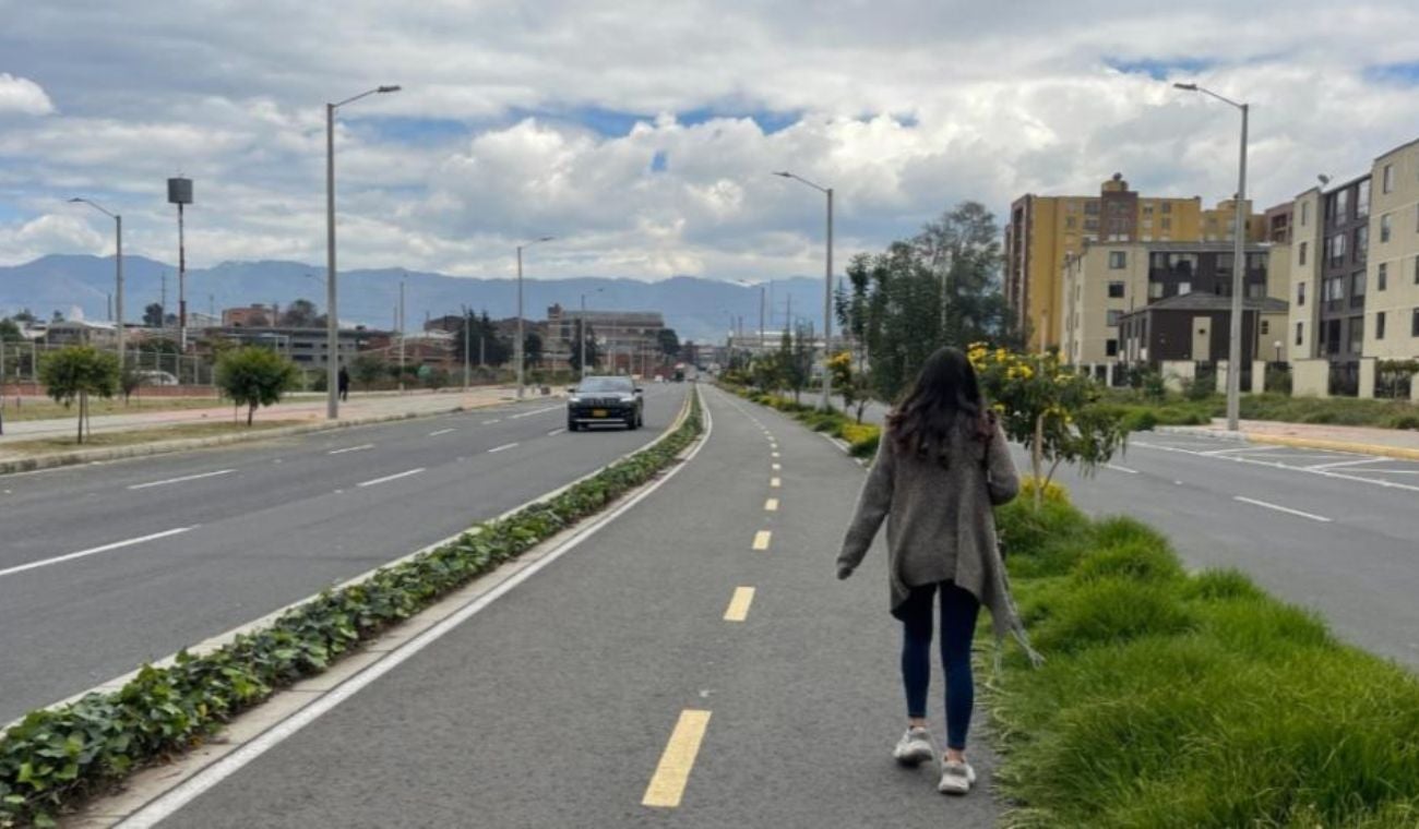 Mujer caminando por la Avenida Guayacanes