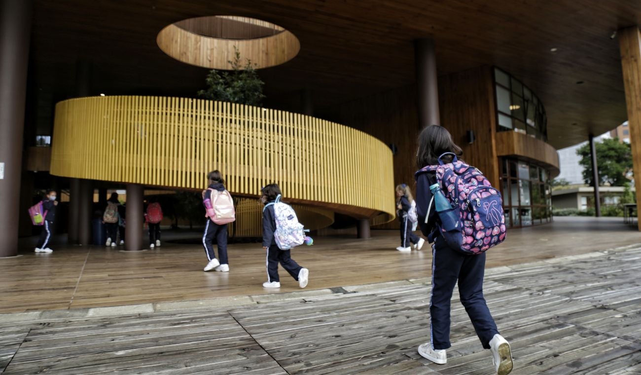 Niños entrando al colegio