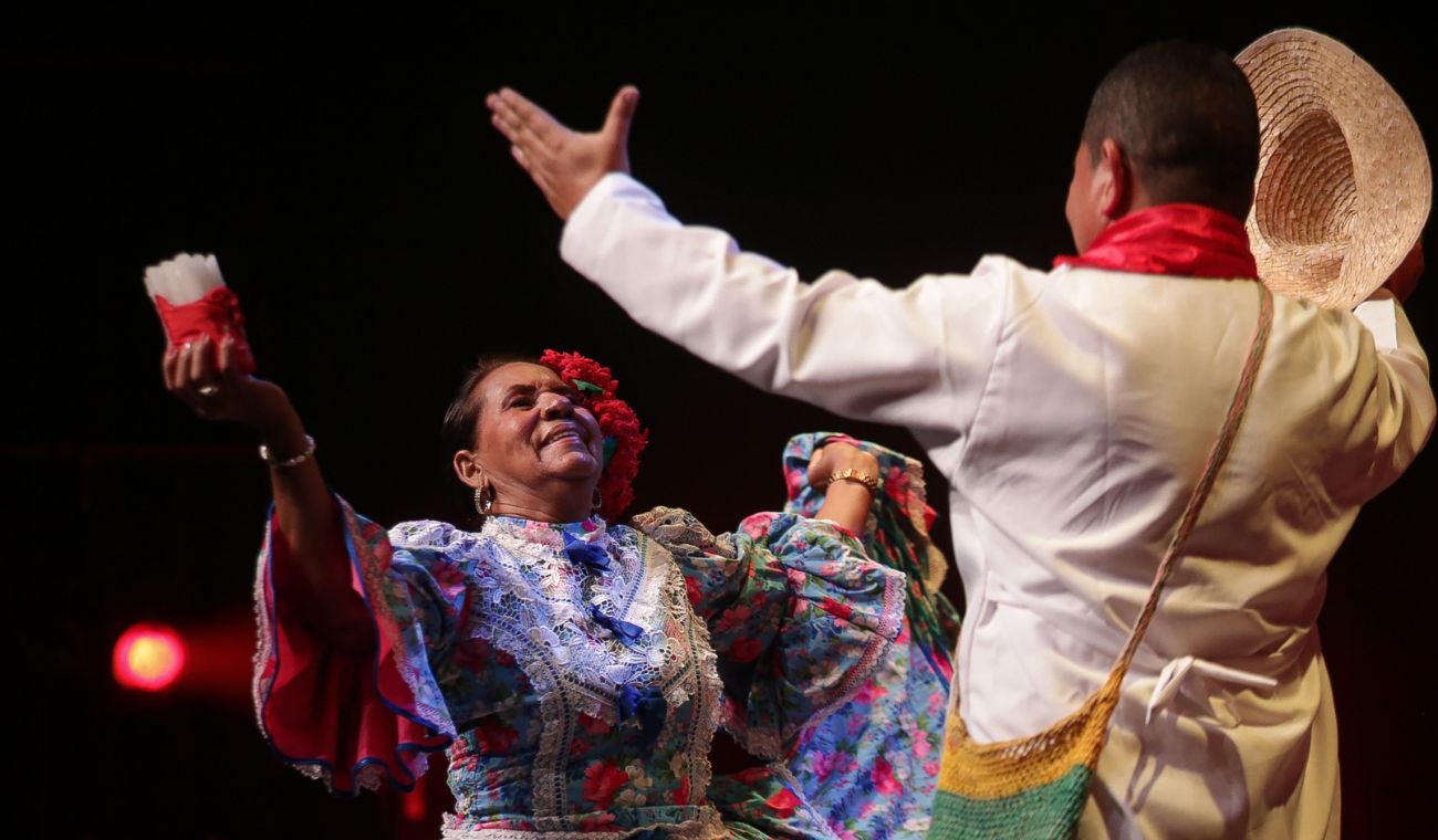 Pareja bailando cumbia en Bogotá