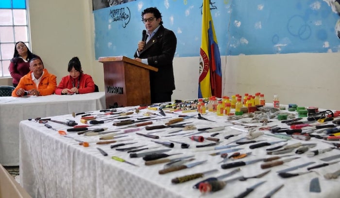 Entrega de armas y drogas por parte de jóvenes