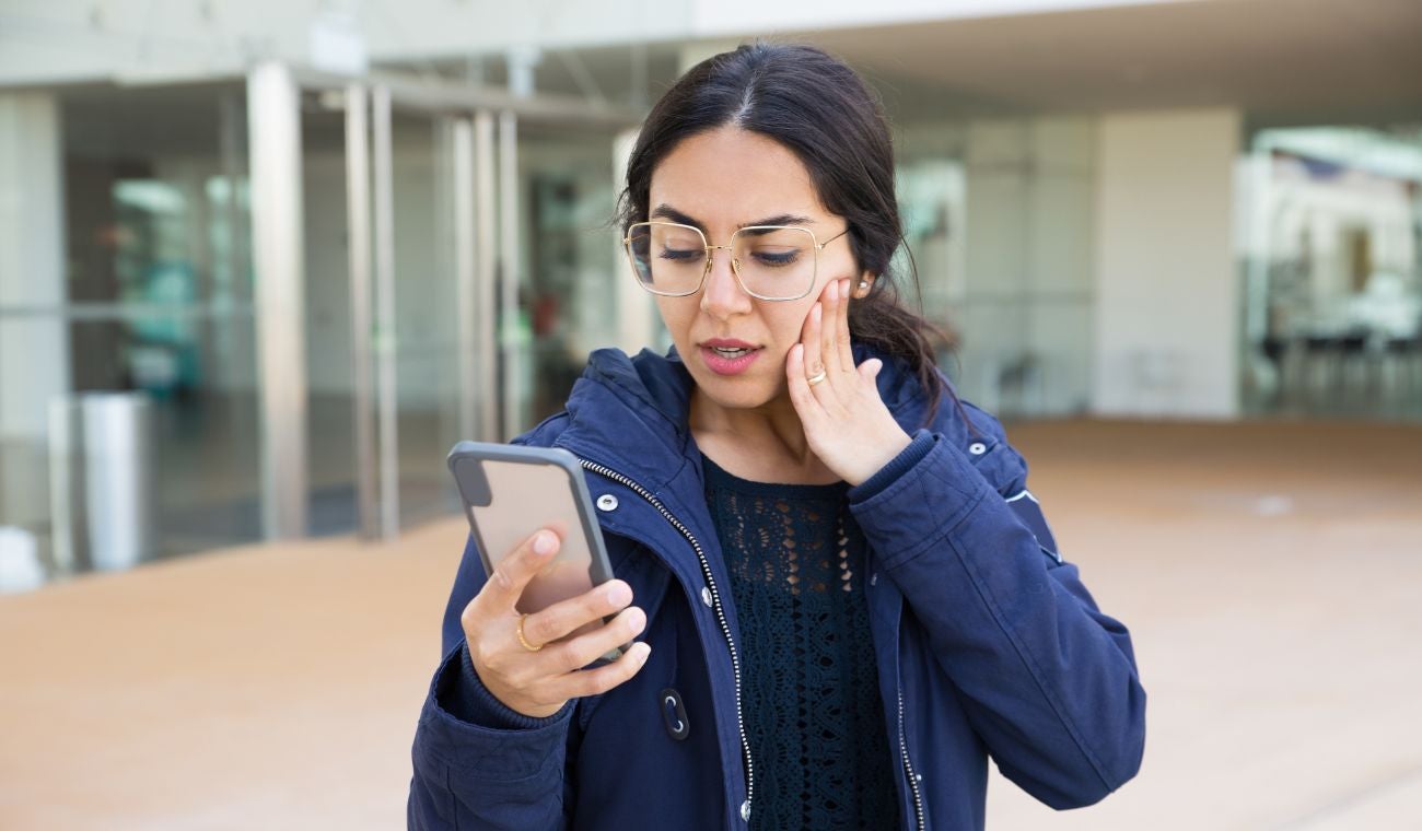 Mujer contestando llamada de extraño