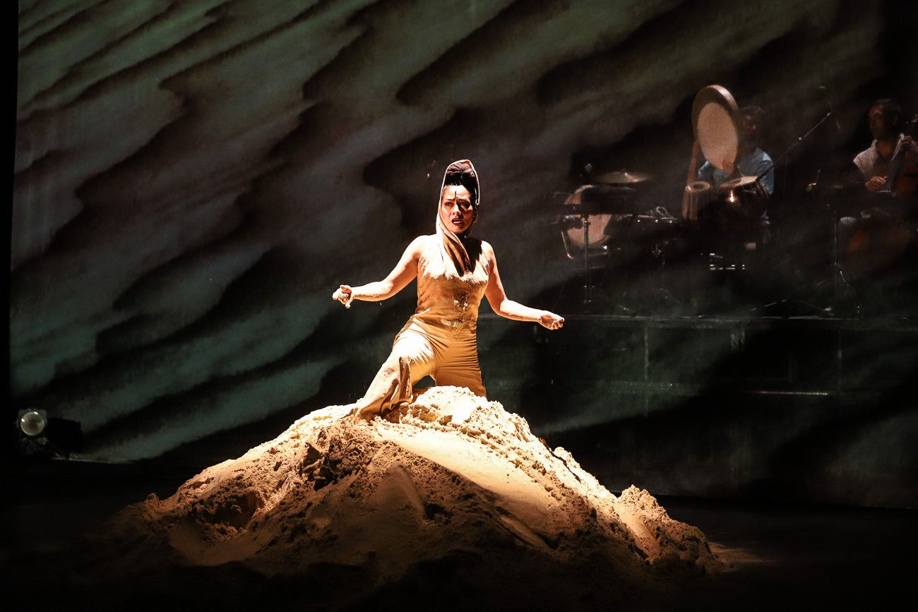 Habūb, escrituras de arena y viento: un viaje inmersivo entre el Sahara y el Amazonas