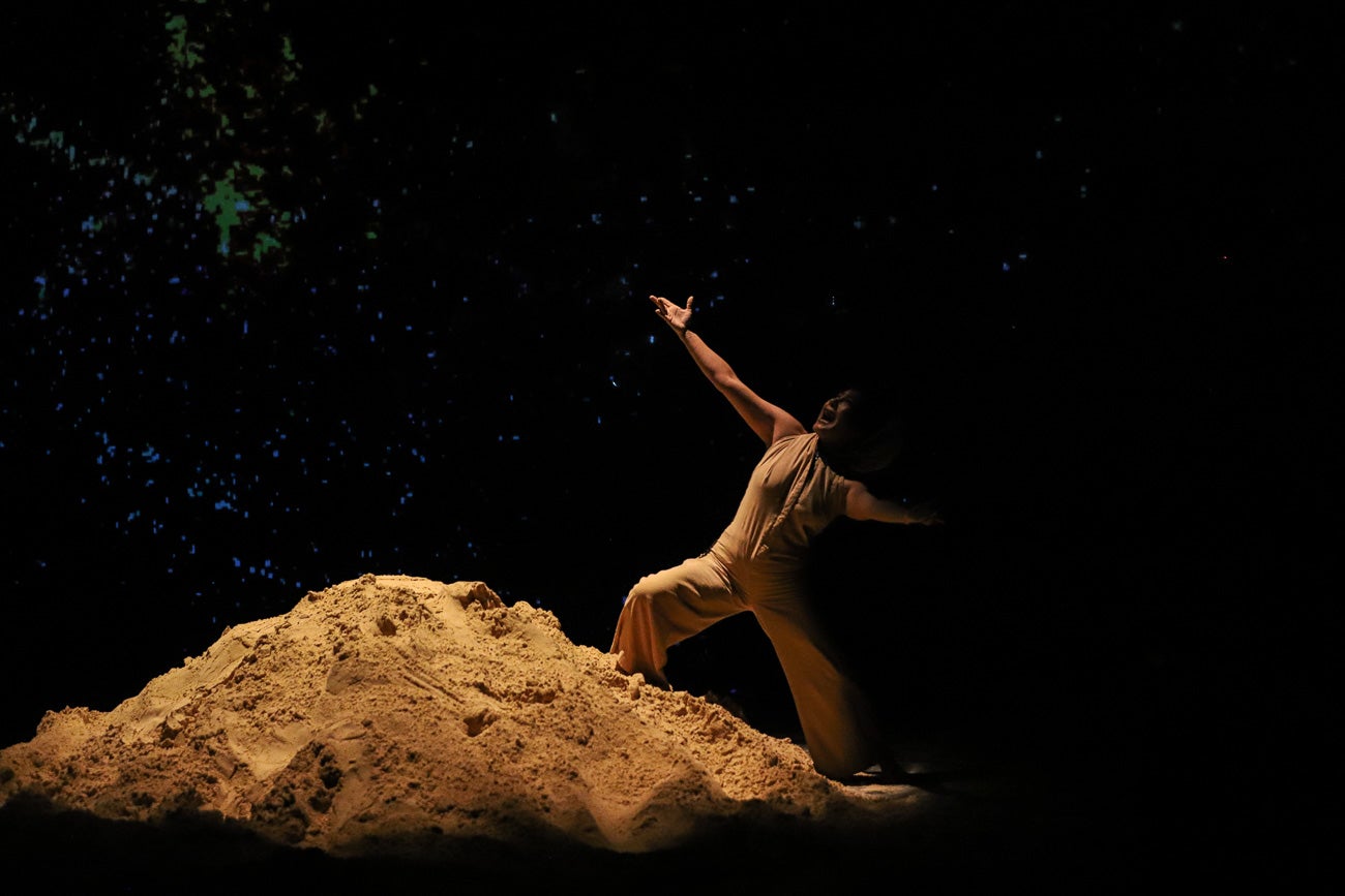 Habūb, escrituras de arena y viento: un viaje inmersivo entre el Sahara y el Amazonas