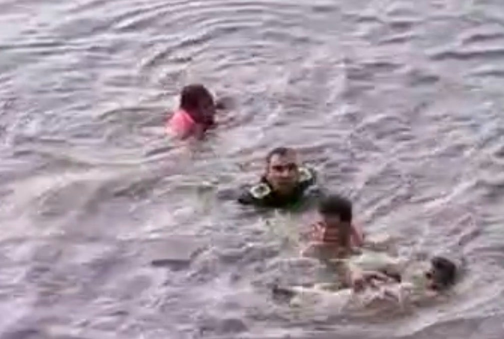 Policías que actuaron para rescatar a la mujer y bebé