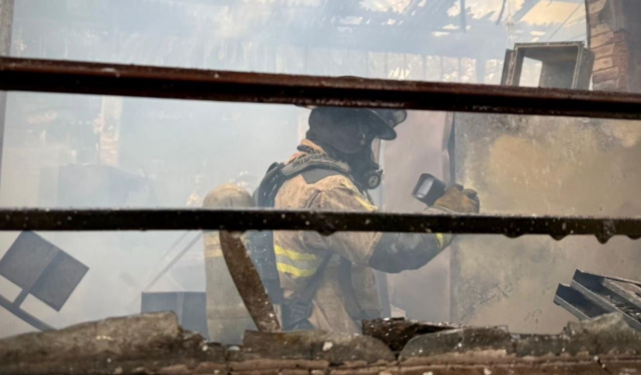 Bomberos atendiendo el incendio en Colegio Don Bosco