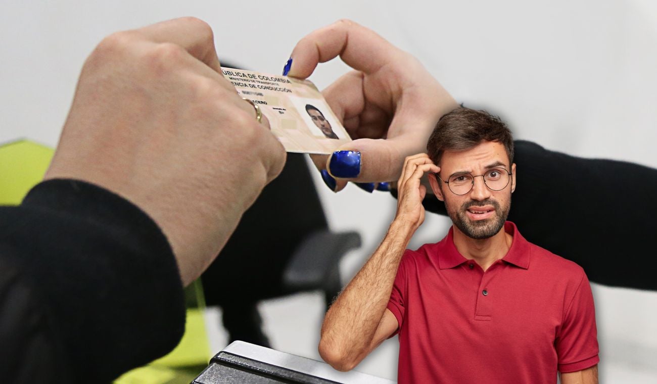 Hombre sacando la licencia de tránsito en Colombia