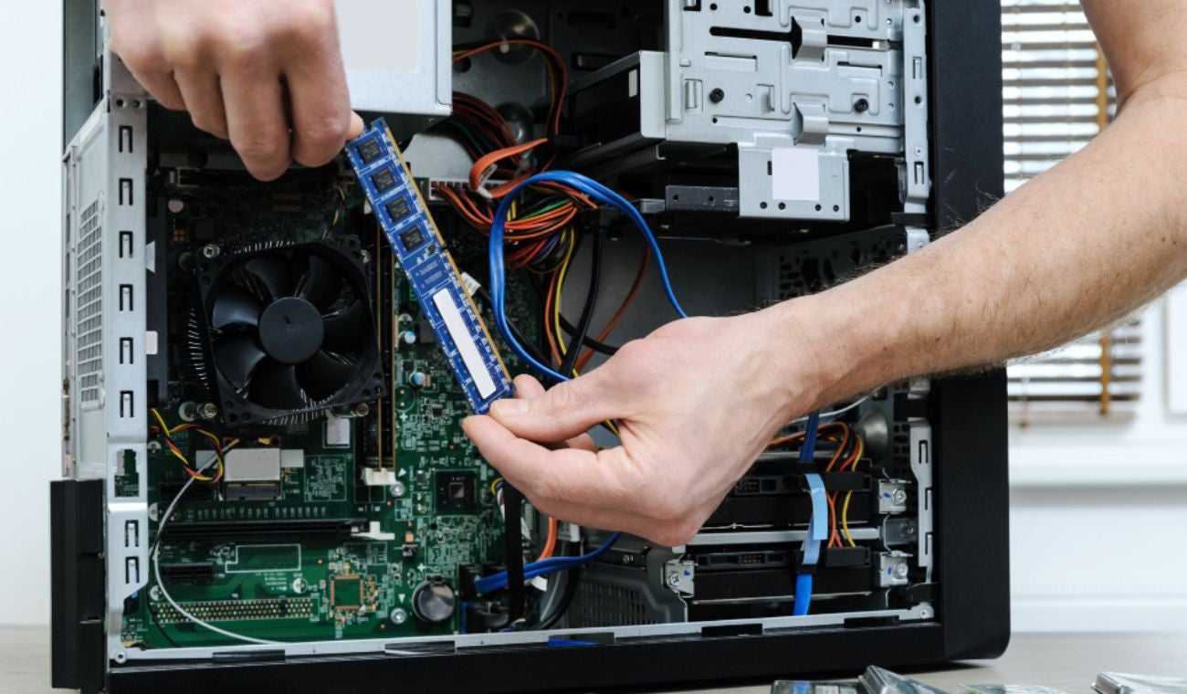 Hombre haciéndole mantenimiento a un computador