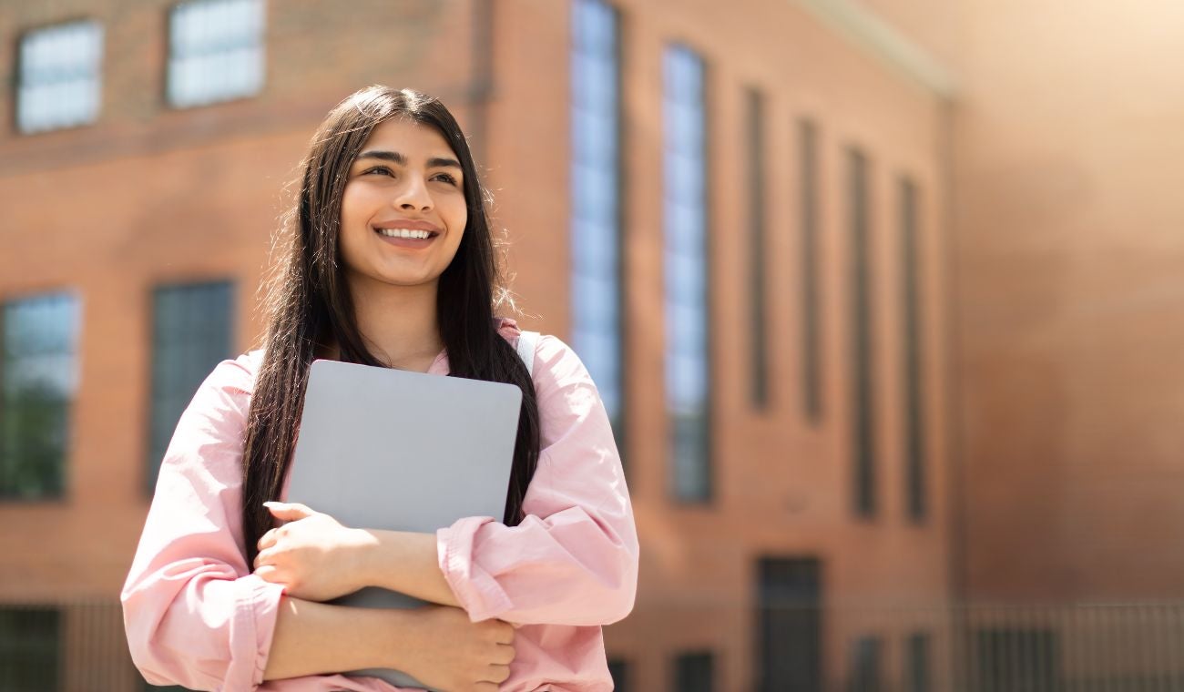 Joven estudiante universitaria