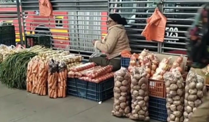 Montan plaza de mercado en TransMilenio usuarios se bajan con lo del almuerzo