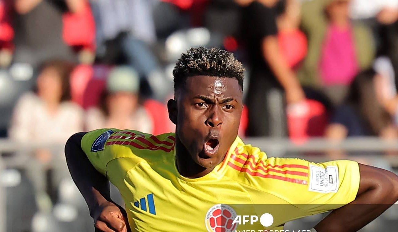 Neiser Villarreal celebra su gol contra España