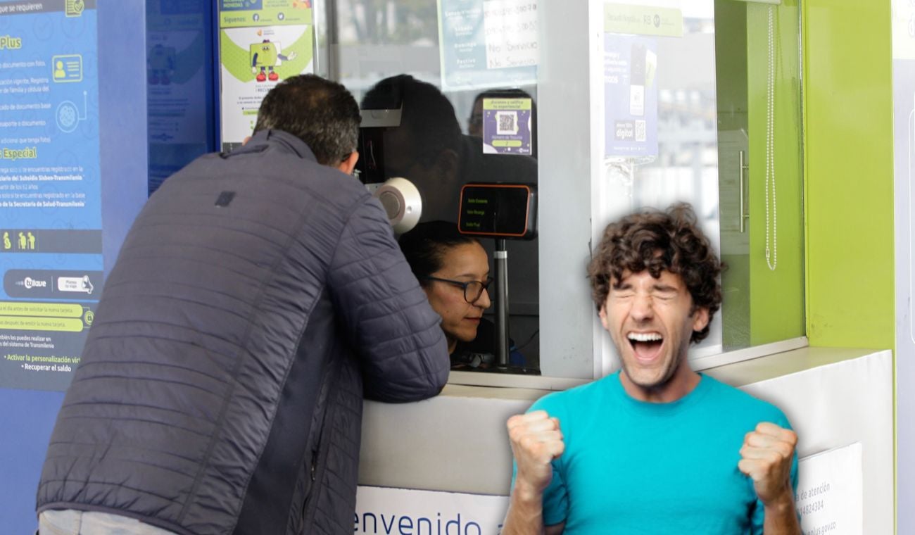 Hombre activando sus pasajes gratis en TransMilenio