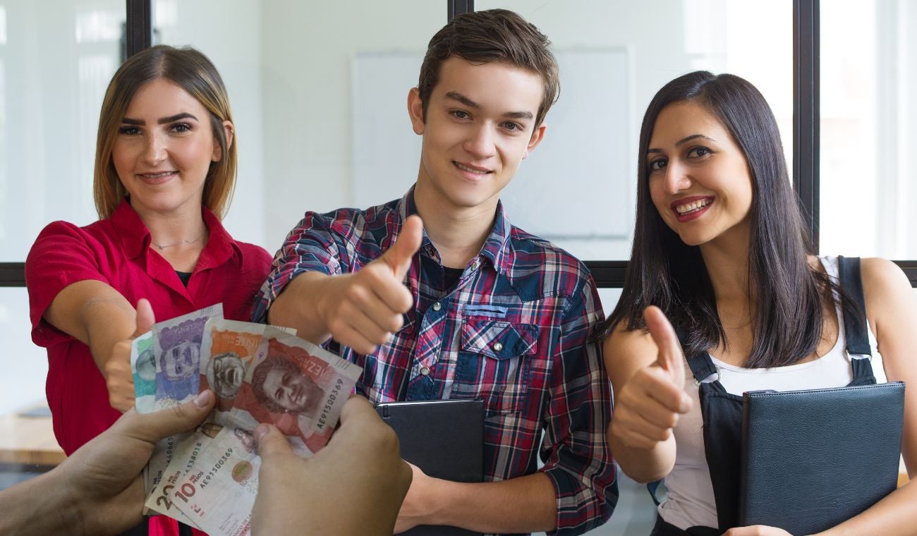 Jóvenes haciendo sus prácticas laborales