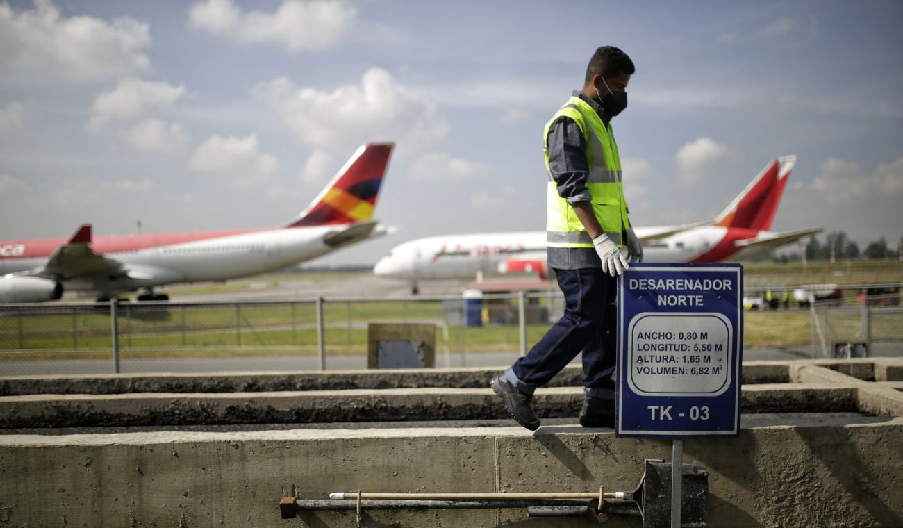 Trabajador en el aeropuerto El Dorado