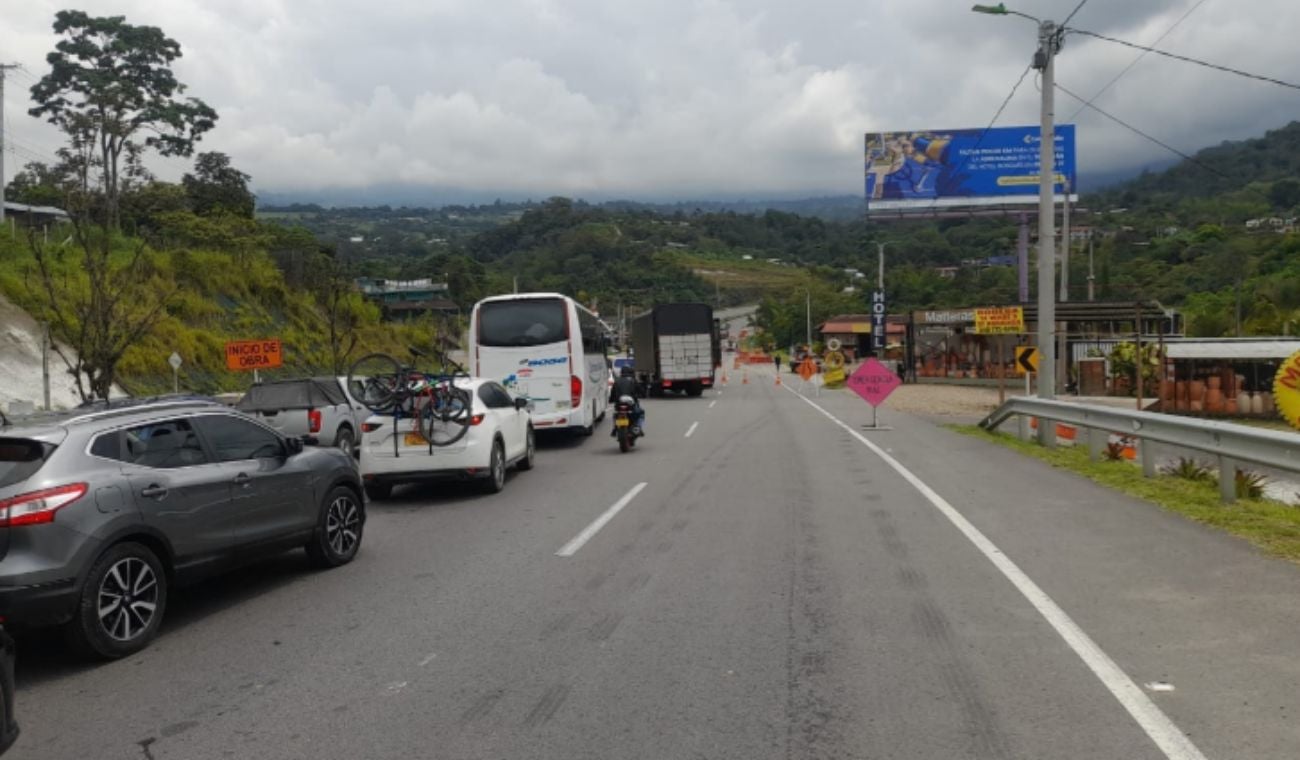 Vehículos pasando por la vía Bogotá - Girardot