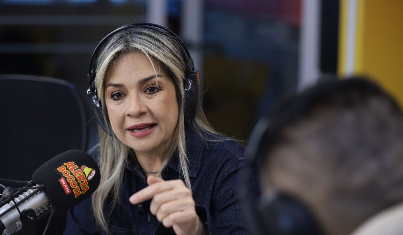 Vicky Dávila, candidata presidencial, en la cabina de Alerta Bogotá.