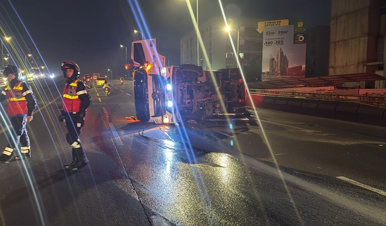 Volcamiento camión cisterna Bogotá