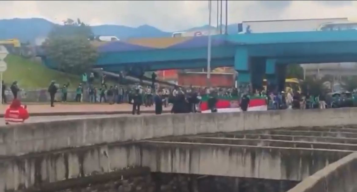 Bloqueo de comunidades indígenas en la calle 26 de Bogotá.
