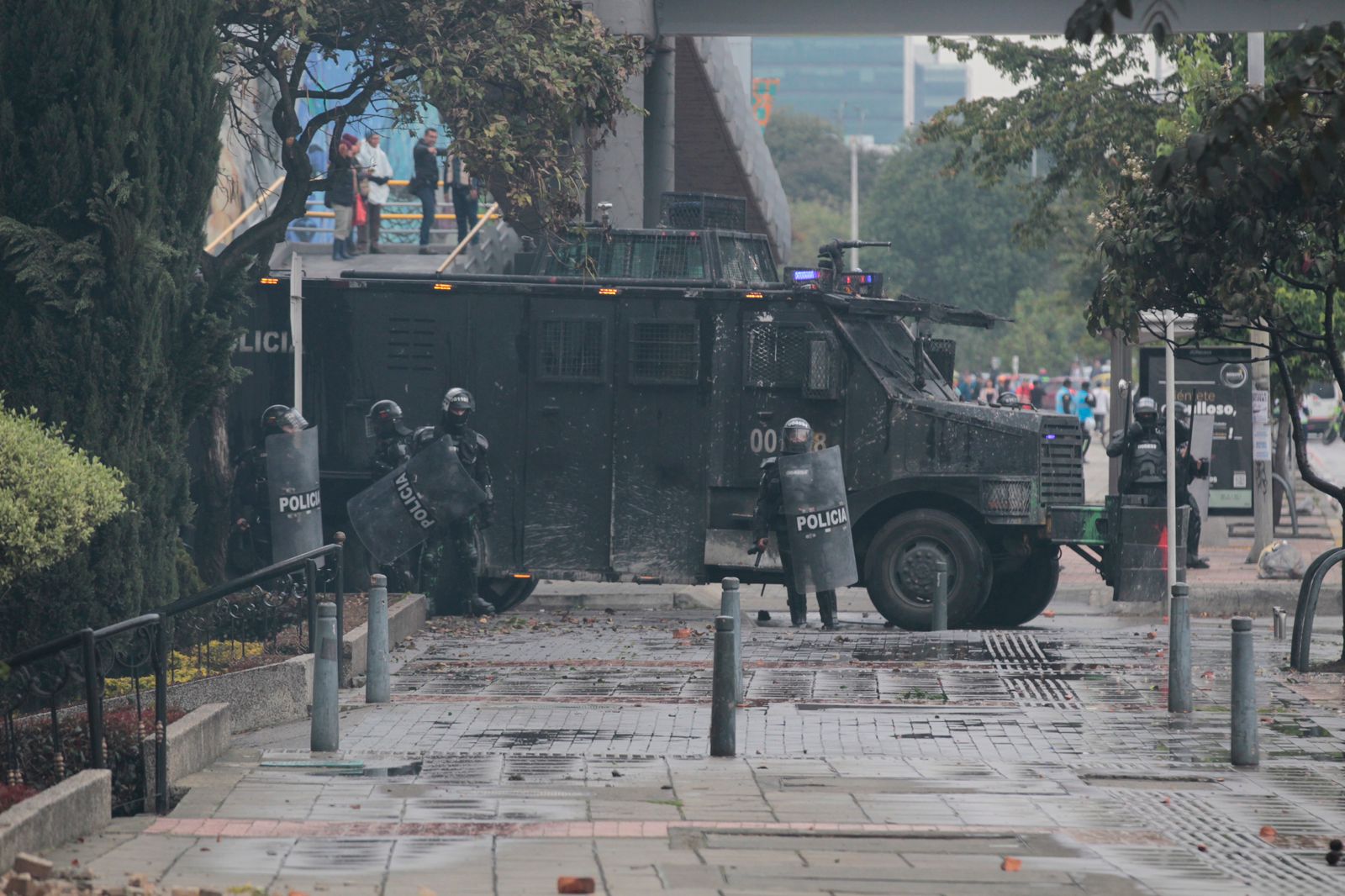 Manifestación terminó en fuertes disturbios cerca de la embajada de Estados Unidos en Bogotá