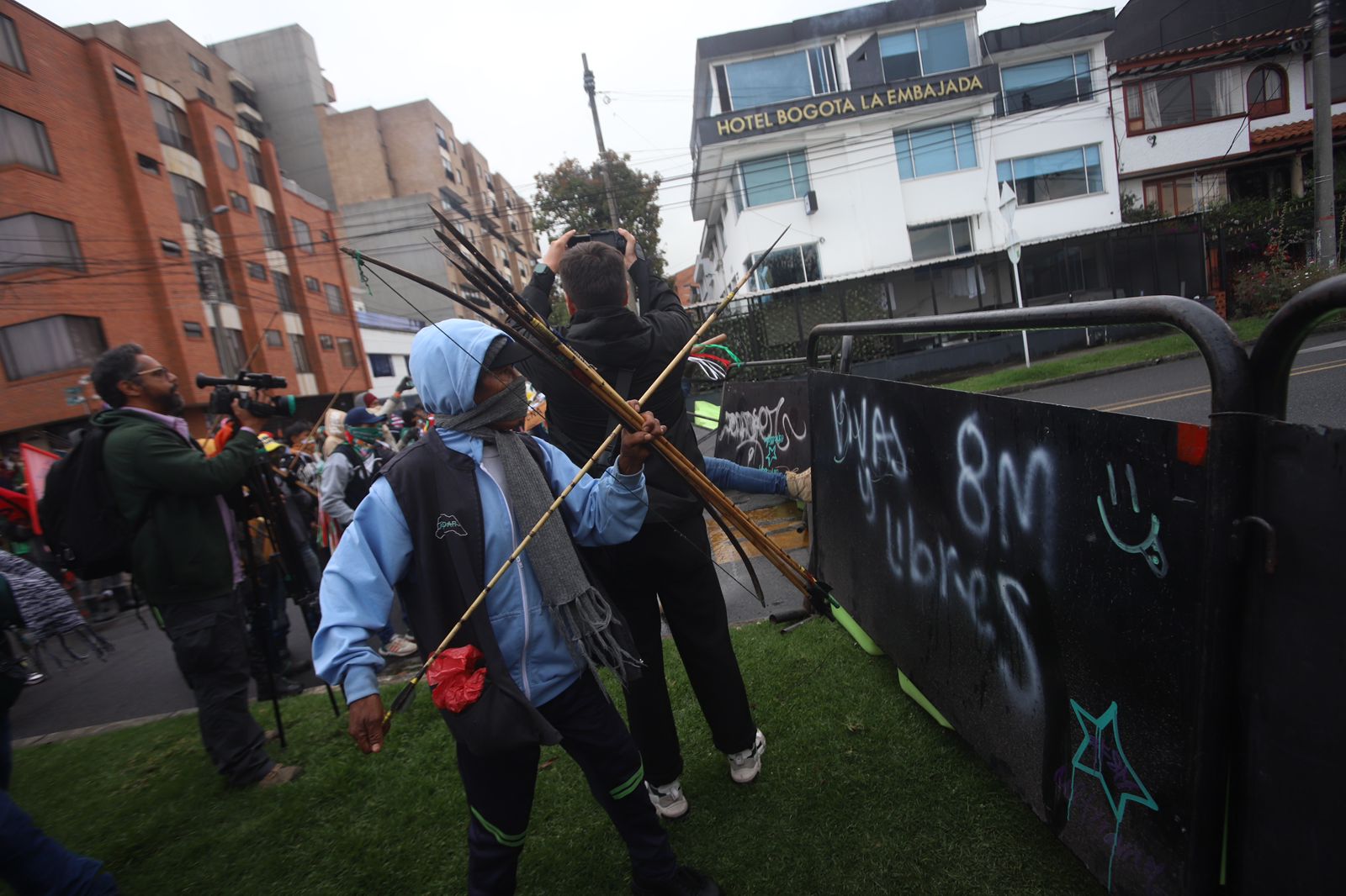 Manifestación terminó en fuertes disturbios cerca de la embajada de Estados Unidos en Bogotá