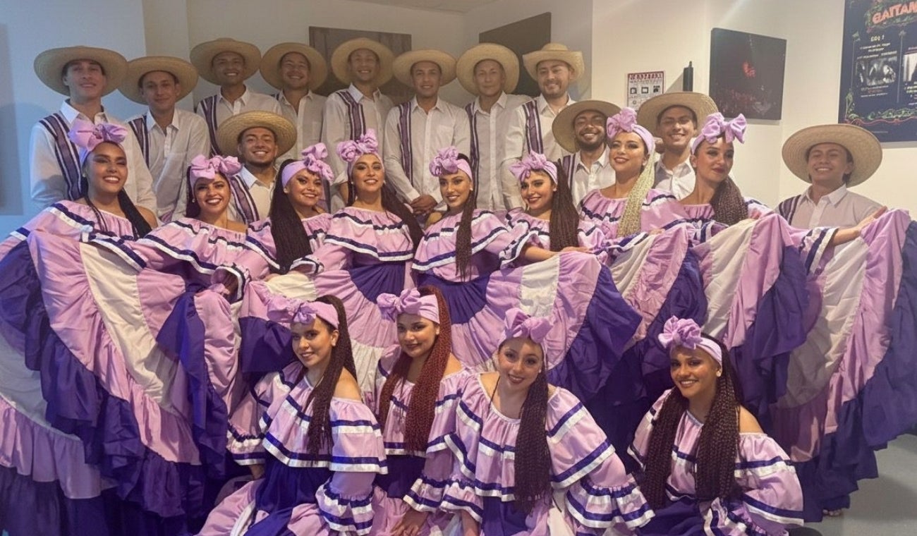 Bailarines que habrían sido estafados por el director y representante legal de la fundación