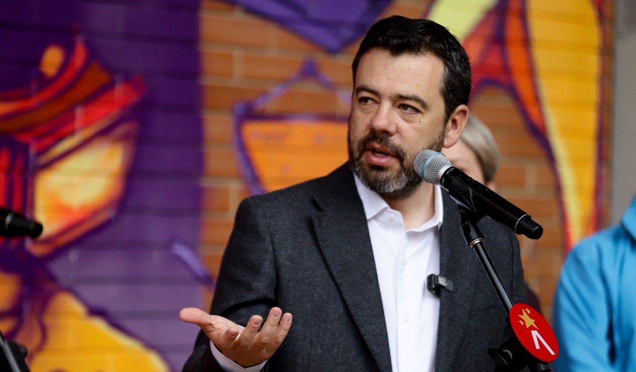 El alcalde Carlos Fernando Galán presentó la nueva estrategia de 9.500 becas y becas-crédito, con la que Bogotá busca garantizar que más jóvenes accedan y se gradúen de la educación superior.