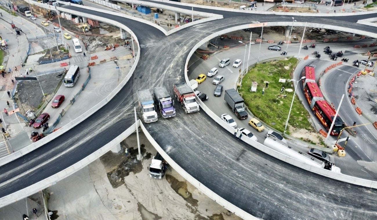 Avanza la glorieta elevada en la avenida Ciudad de Cali
