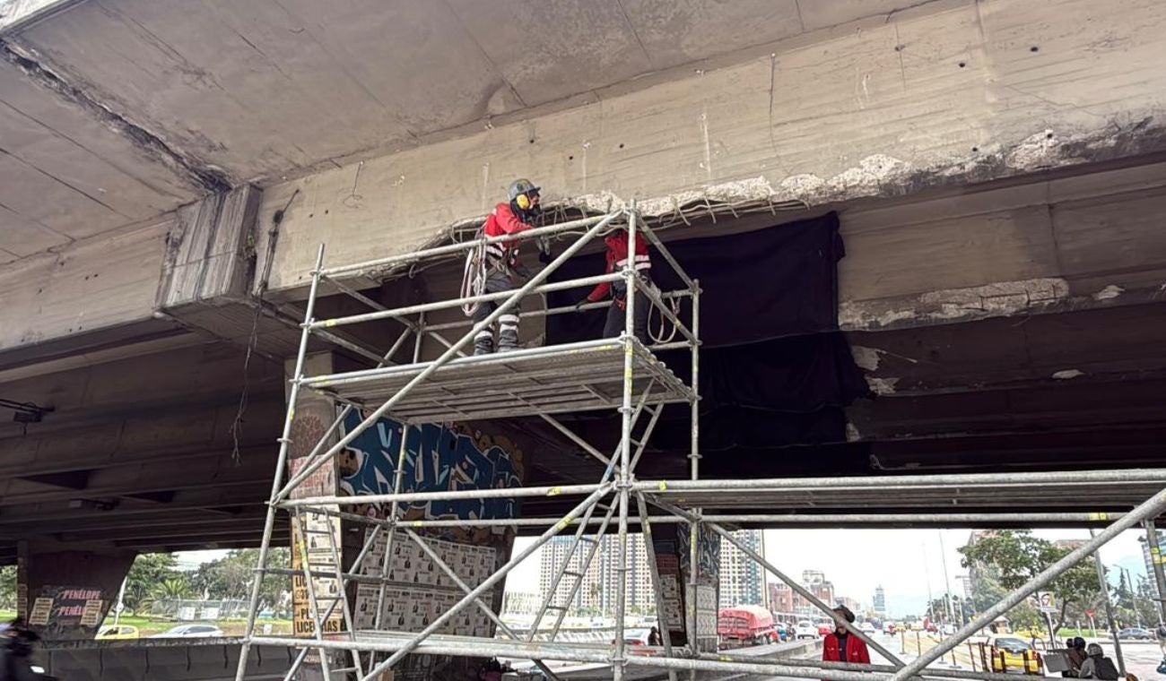 Camión de carga dañó puente en Bogotá IDU reaccionó con concreto de lujo
