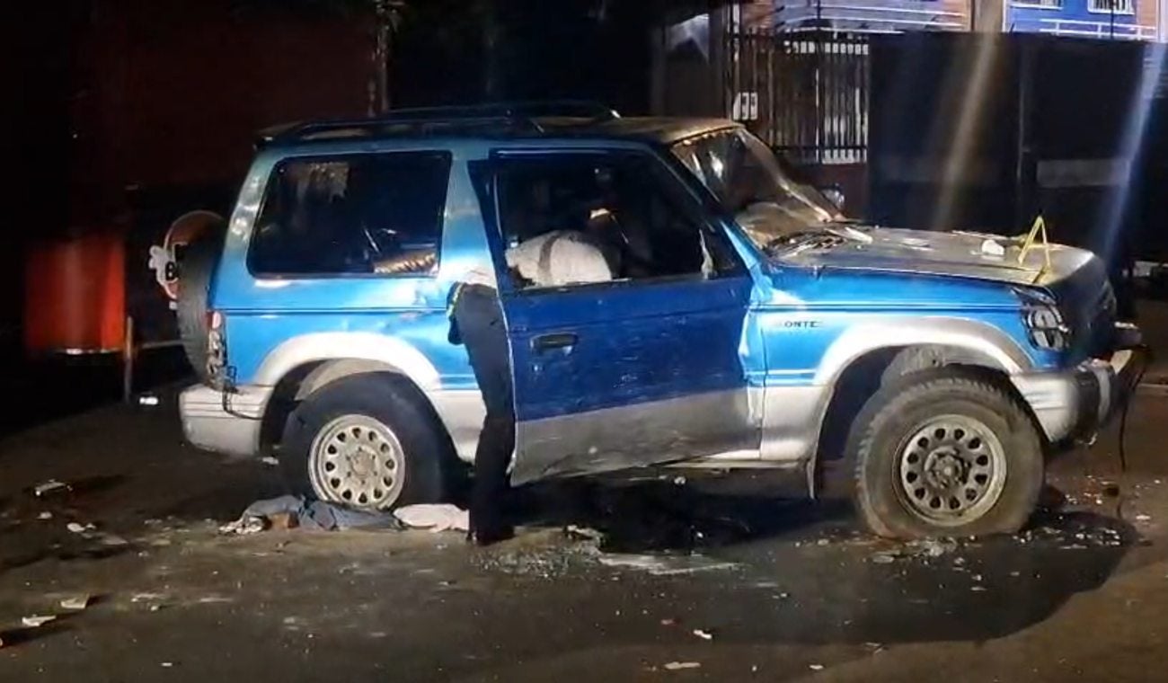 Así quedó la camioneta en Kennedy, tras atropellar a varios motociclistas