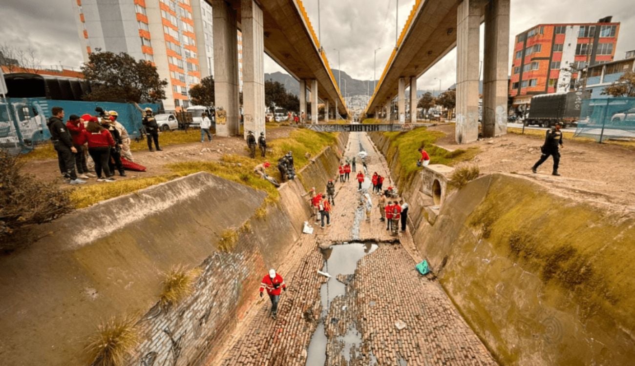 Canal Comuneros se sacude: tumban 20 cambuches y levantan toneladas de basura