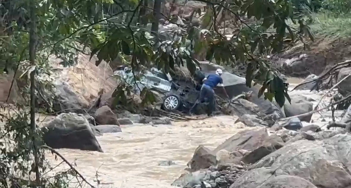 Vehículo arrastrado por la fuerza del río en Silvania