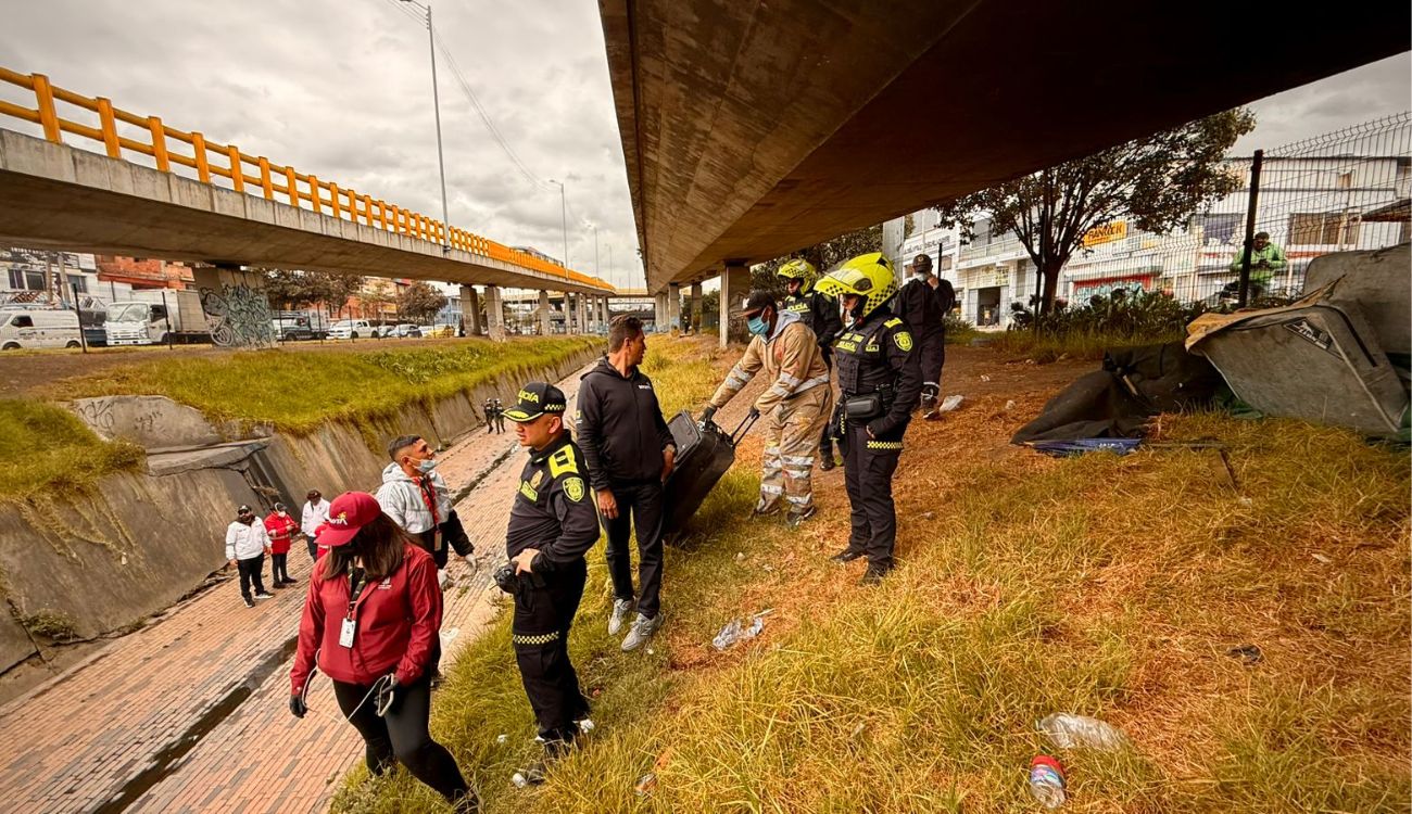 Canal Comuneros se sacude: tumban 20 cambuches y levantan toneladas de basura
