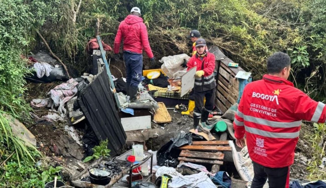 Desmontan tres cambuches y recuperan 90 m² de espacio público en el sur