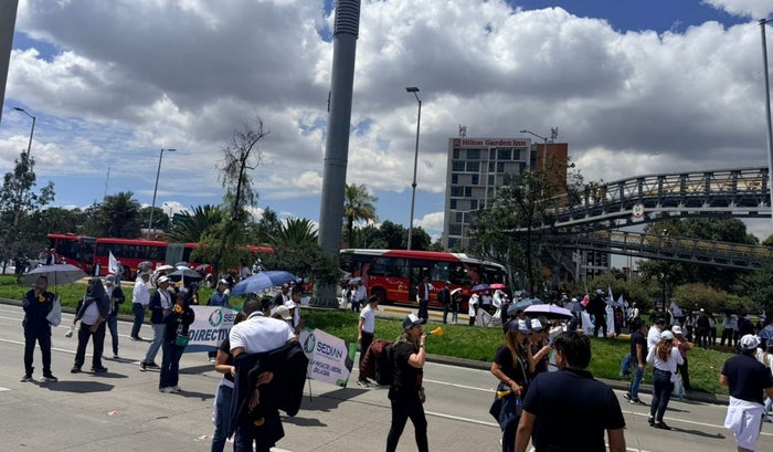 Cinco estaciones cerradas: Bloqueo en la 26 tiene a TransMilenio sin rodar