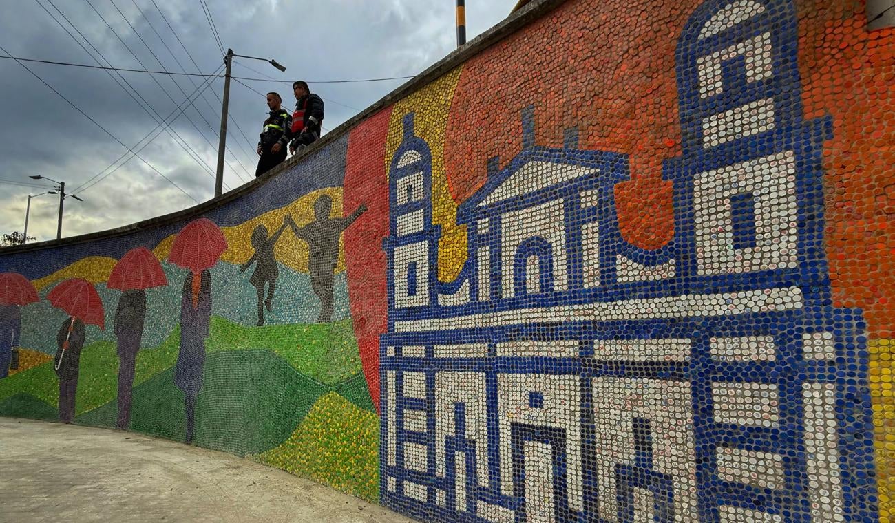 Mural hecho con tapas en la estación Bicentenario de TransMilenio