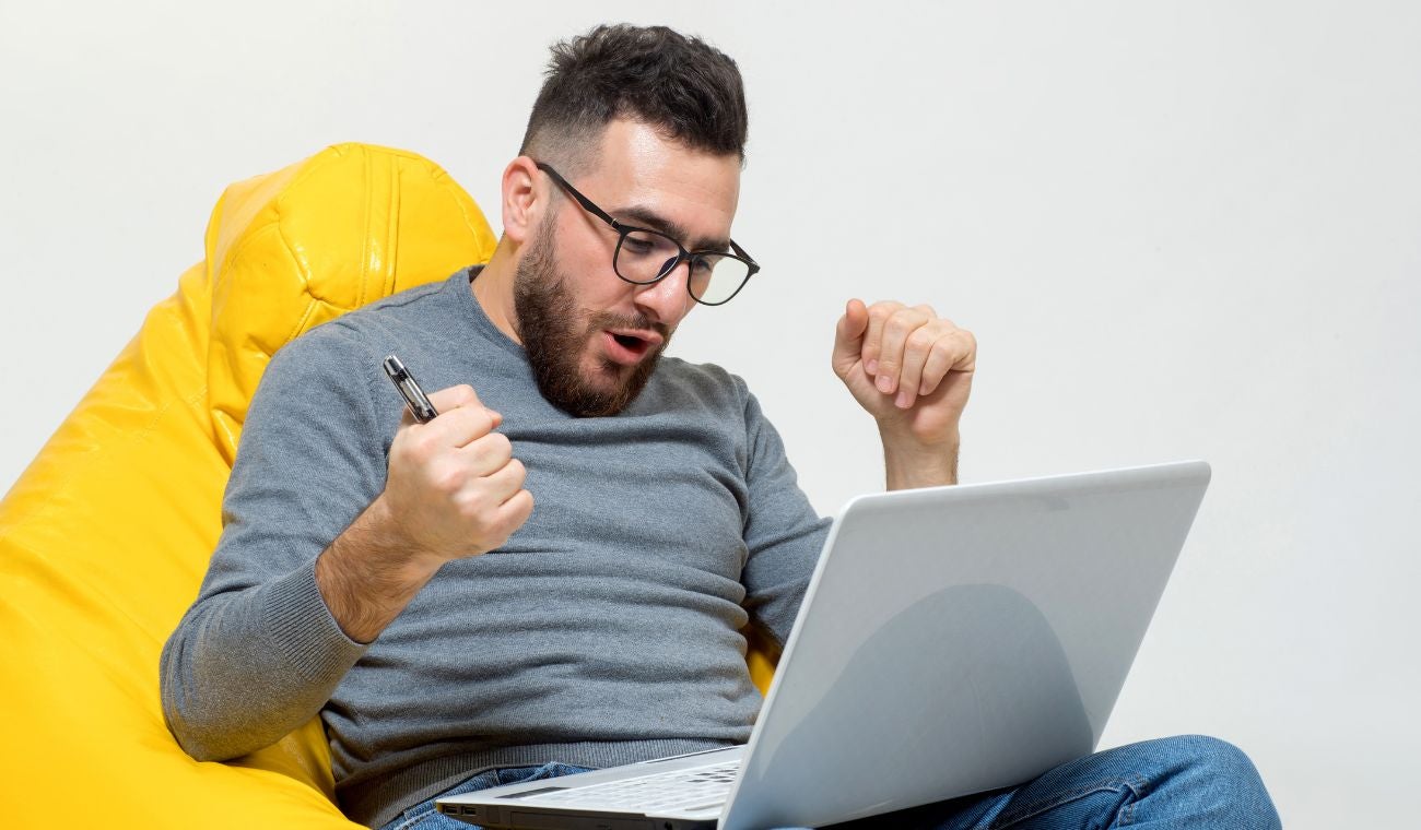 Persona navegando en internet