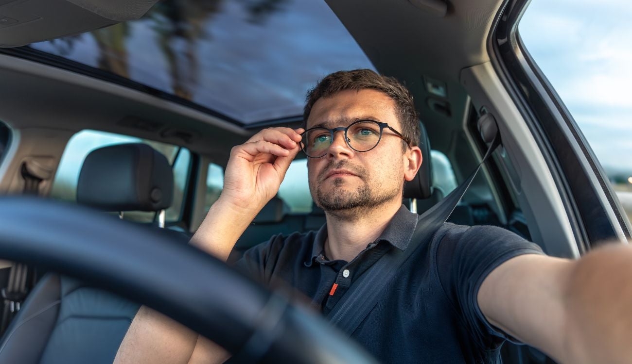 Conductores con deterioro visual cifras, riesgos y obligaciones en Colombia