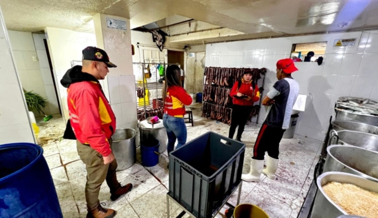 Sellan fábrica en Kennedy tras hallar 200 kilos de morcilla dañada