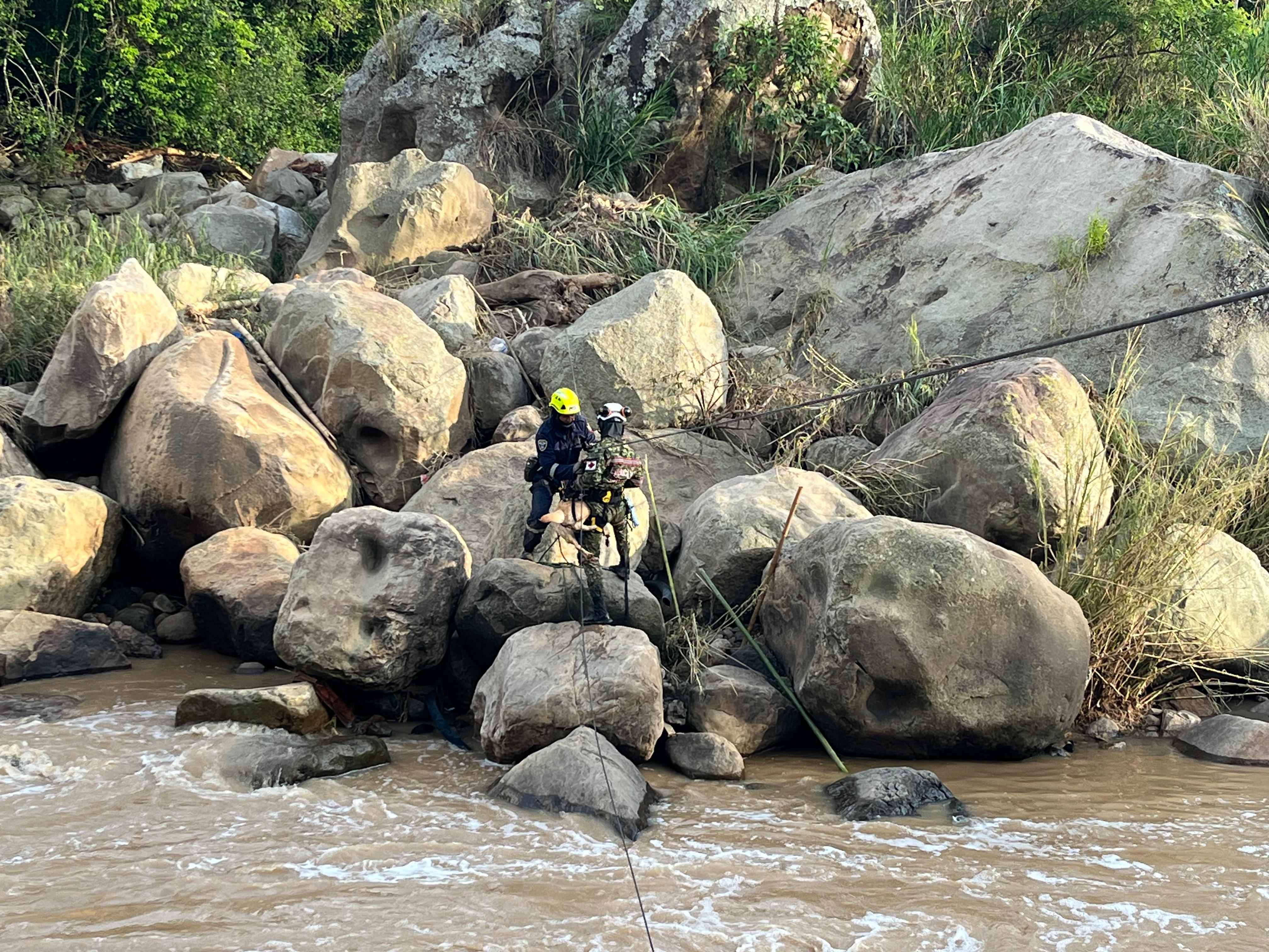 Soldados rescatistas del Ejército Nacional
