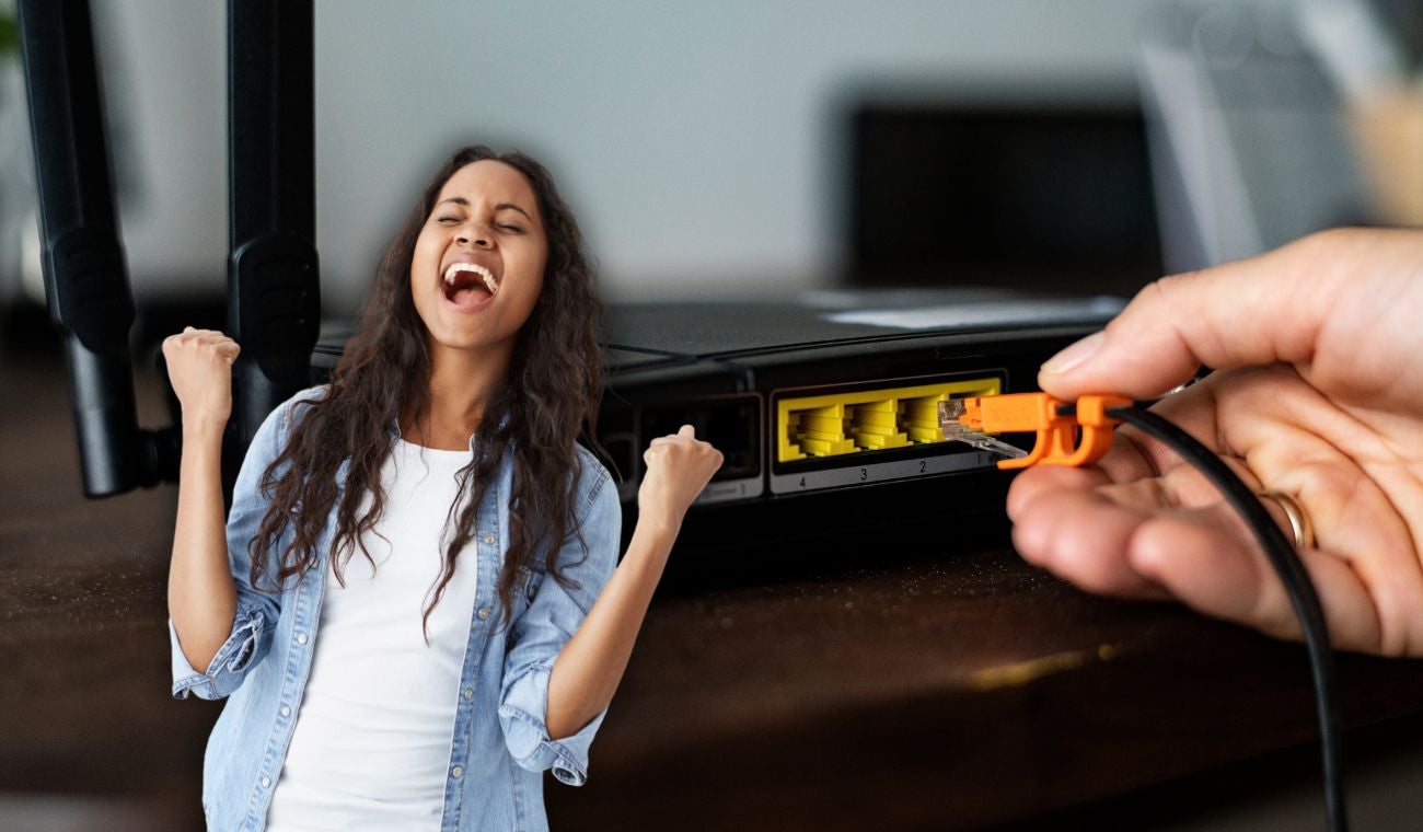 Mujer celebrando la instalación del internet