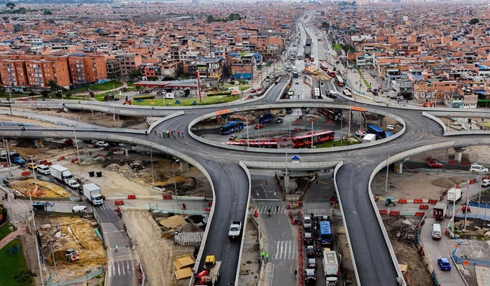 Menos trancones IDU avanza con glorietas y puentes por toda la ciudad