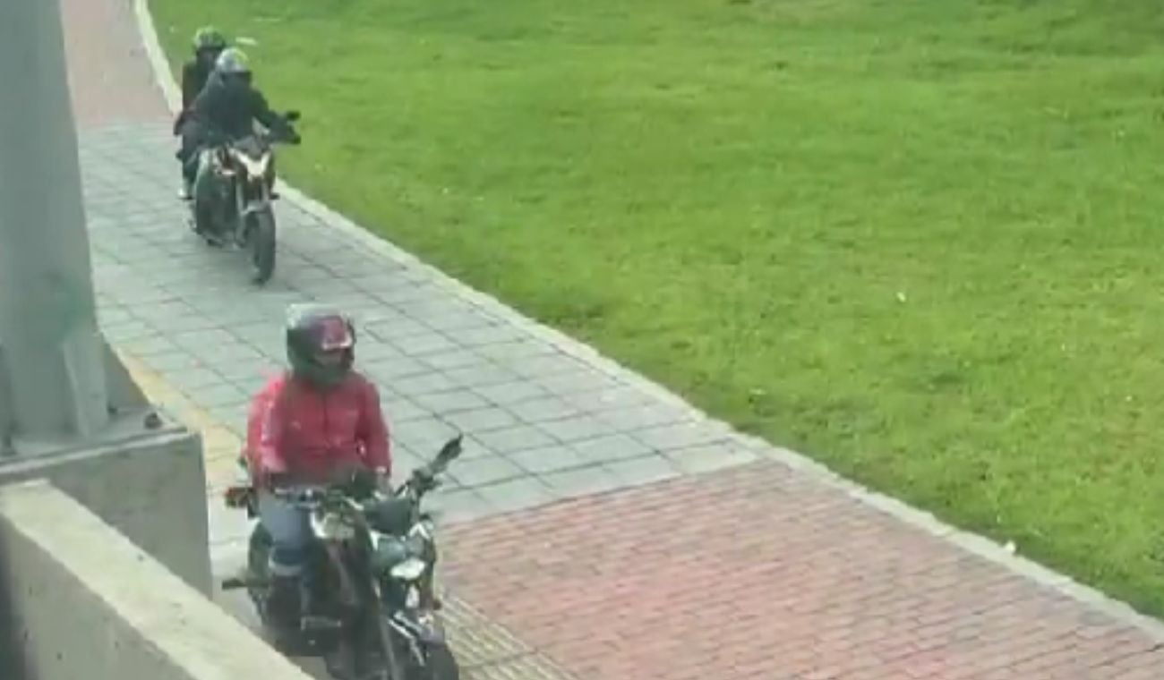 ¿Moto en el andén Policía podría pensar que es un delincuente