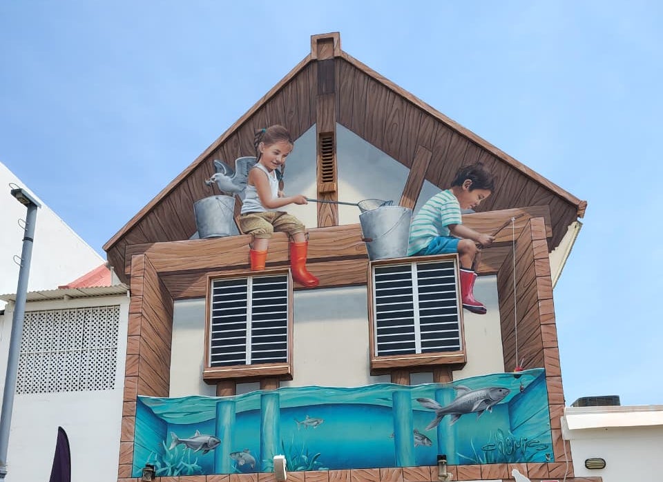 Cada casa, banco, comercio o sillas al paso del visitante, está estampado con arte y muchos colores.