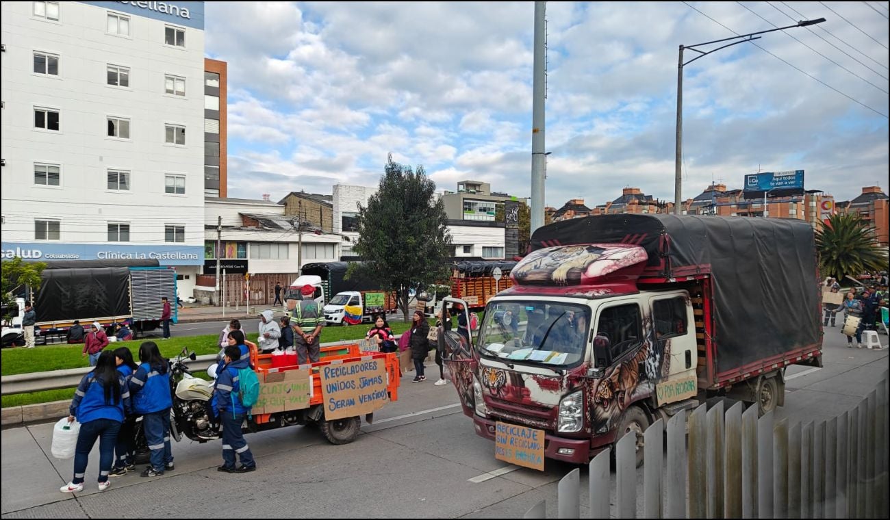 Protesta de recicladores en la autopista Norte con calle 100, en Bogotá
