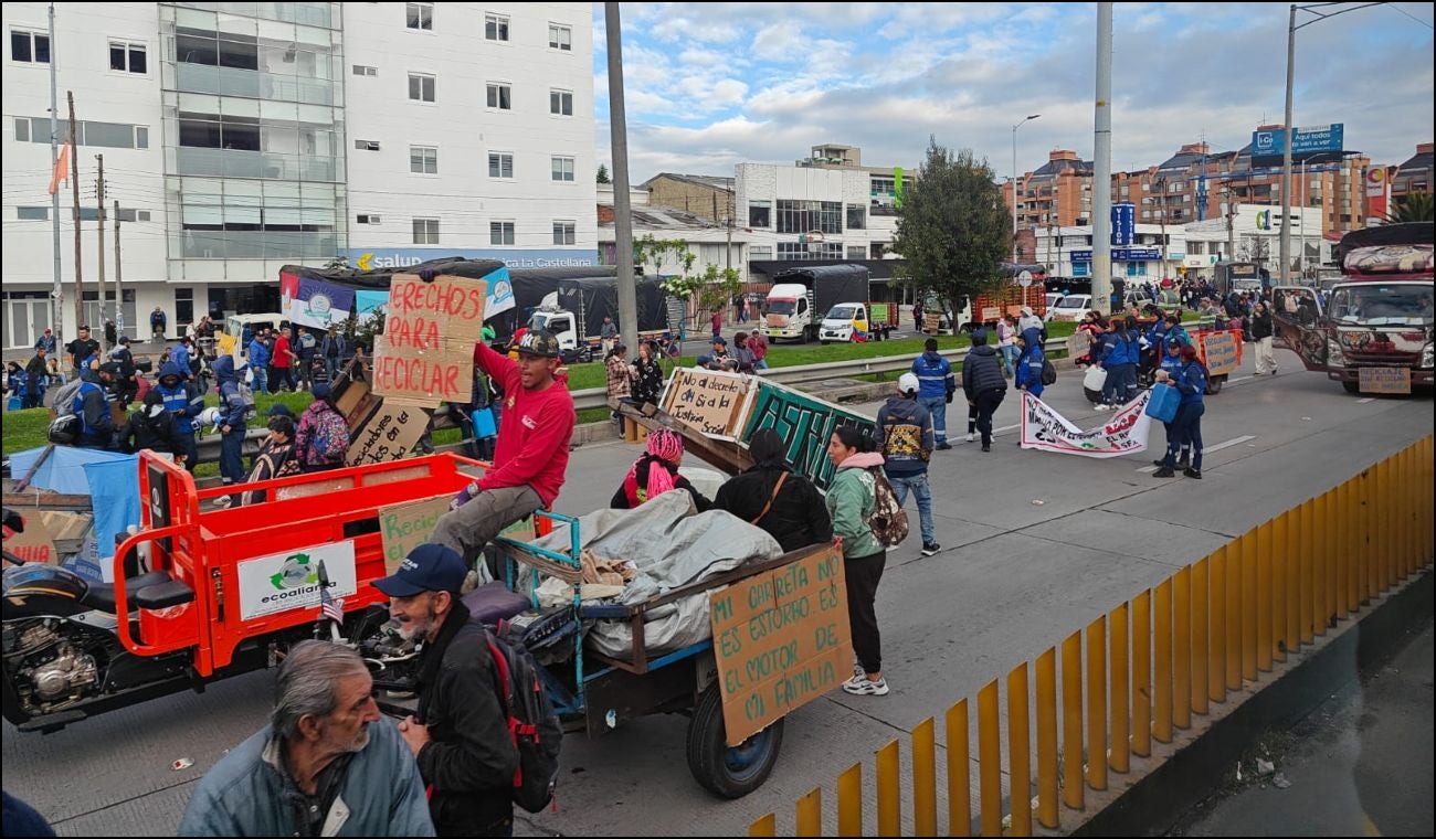 Protesta de recicladores en la autopista Norte con calle 100, en Bogotá