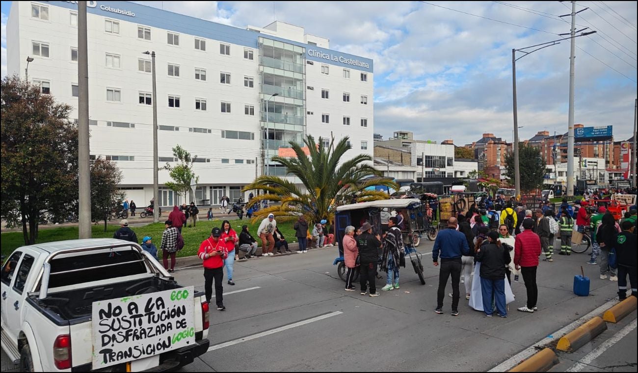 Protesta de recicladores en la autopista Norte con calle 100, en Bogotá