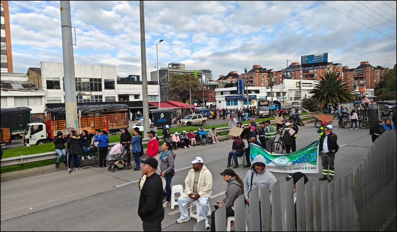 Protesta de recicladores en la autopista Norte con calle 100, en Bogotá